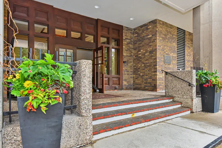 929 N Astor St, Milwaukee, WI 53202 - #3