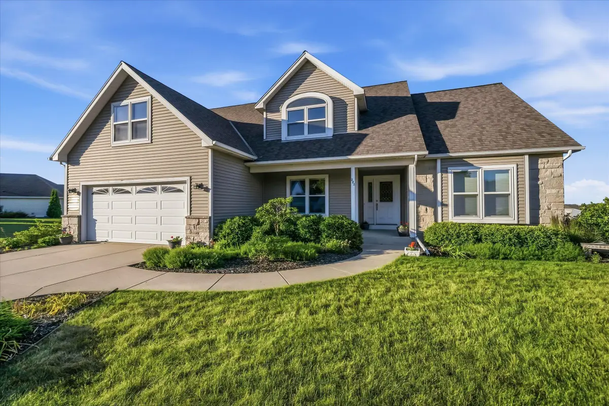 272 Highland Dr, Belgium, WI 53004 - #1