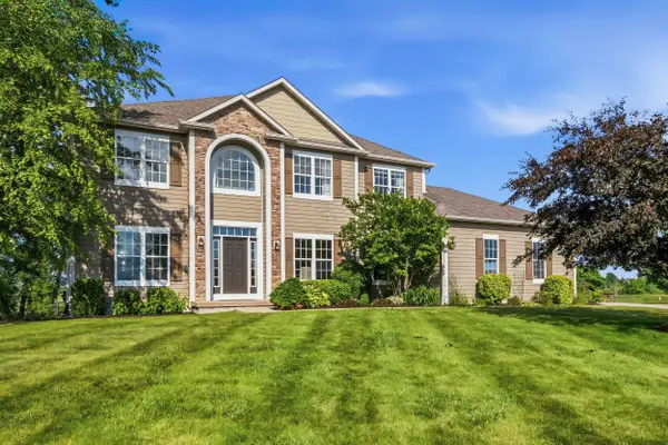 734 Wolf Creek Ct, Grafton, WI 53024
