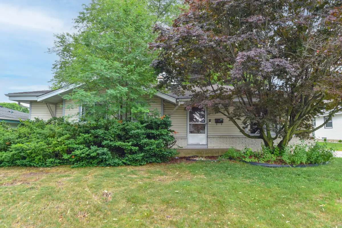 8615 W Petersik St, Milwaukee, WI 53224 - #1