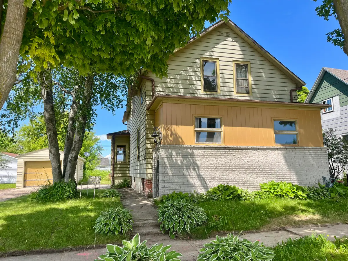 906 20th St, Two Rivers, WI 54241 - #1