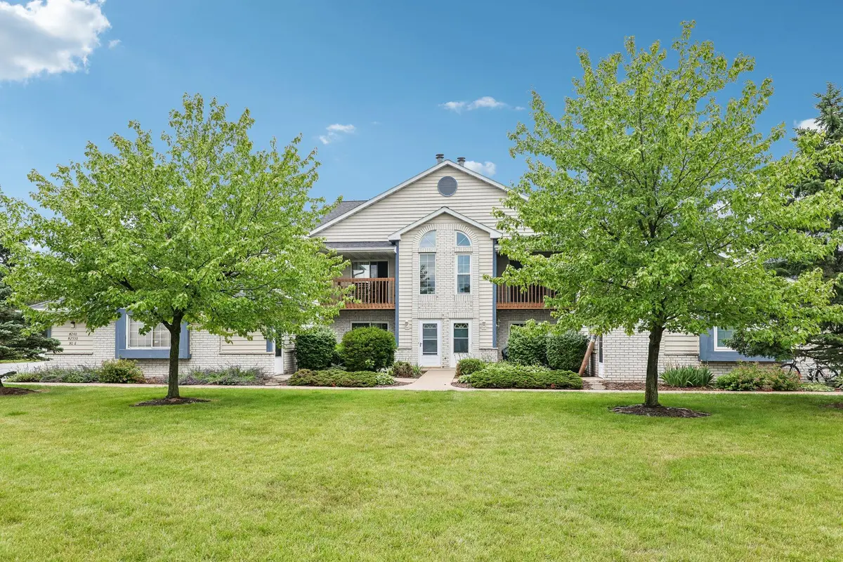 W240N2550 E Parkway Meadow Cir, Pewaukee, WI 53072 - #1
