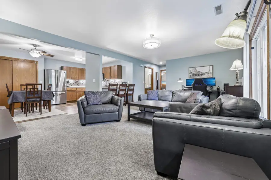 W240N2550 E Parkway Meadow Cir, Pewaukee, WI 53072 - #2