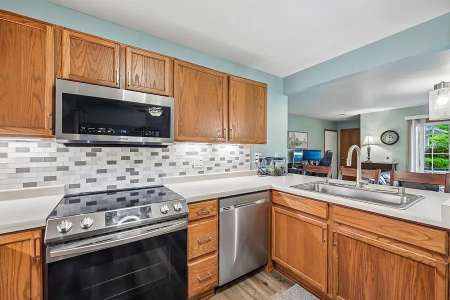 W240N2550 E Parkway Meadow Cir, Pewaukee, WI 53072 - #3