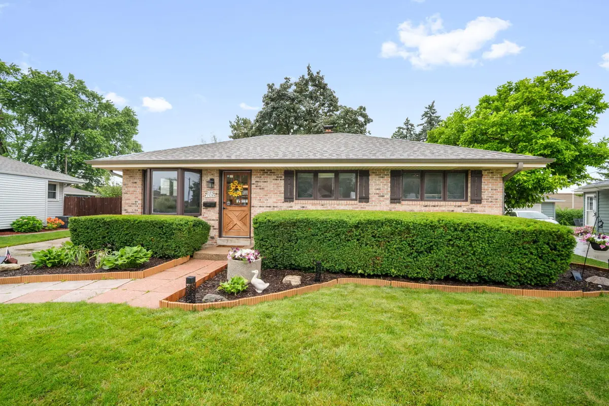 N89W15288 Jefferson Ave, Menomonee Falls, WI 53051 - #1