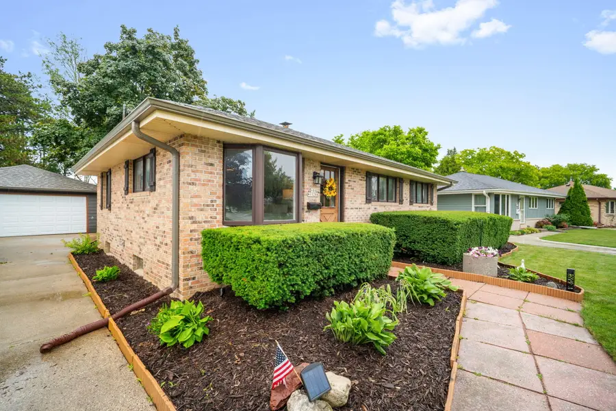 N89W15288 Jefferson Ave, Menomonee Falls, WI 53051 - #2