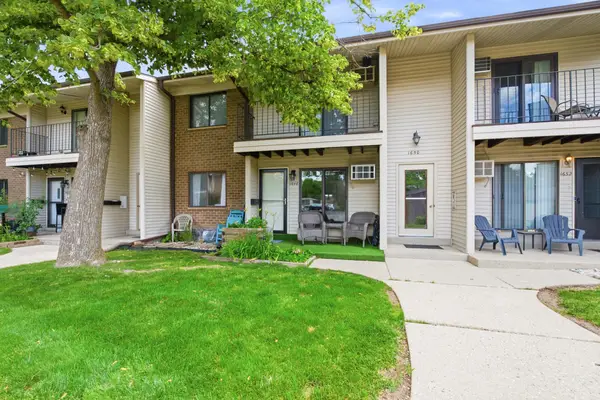 1646 S Carriage Ln, New Berlin, WI 53151