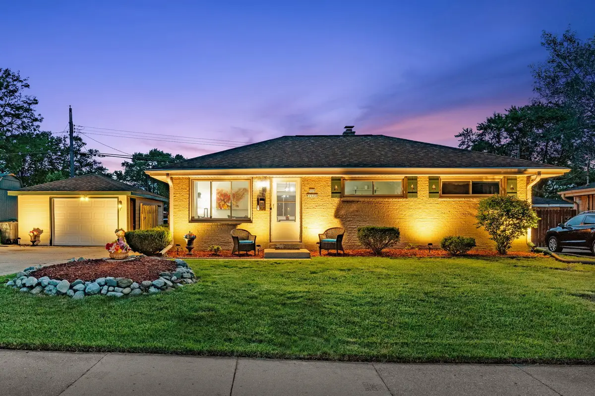 N89W15350 Cleveland Ave, Menomonee Falls, WI 53051 - #1