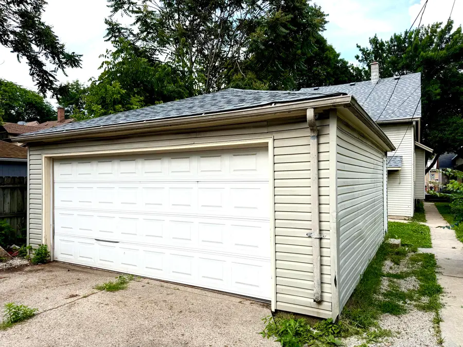 1323 S 37th St, Milwaukee, WI 53215 - #3