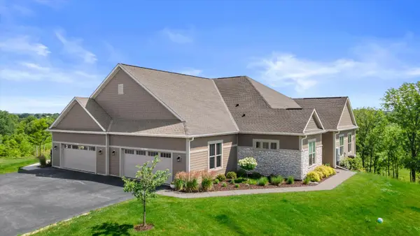 N28W25172 Parkway Ridge Cir, Pewaukee, WI 53072
