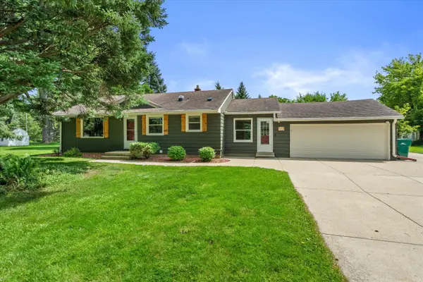 N64W14161 Lincoln Ln, Menomonee Falls, WI 53051