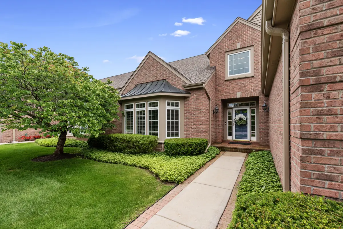 2053 W Hidden Reserve Cir, Mequon, WI 53092 - #1