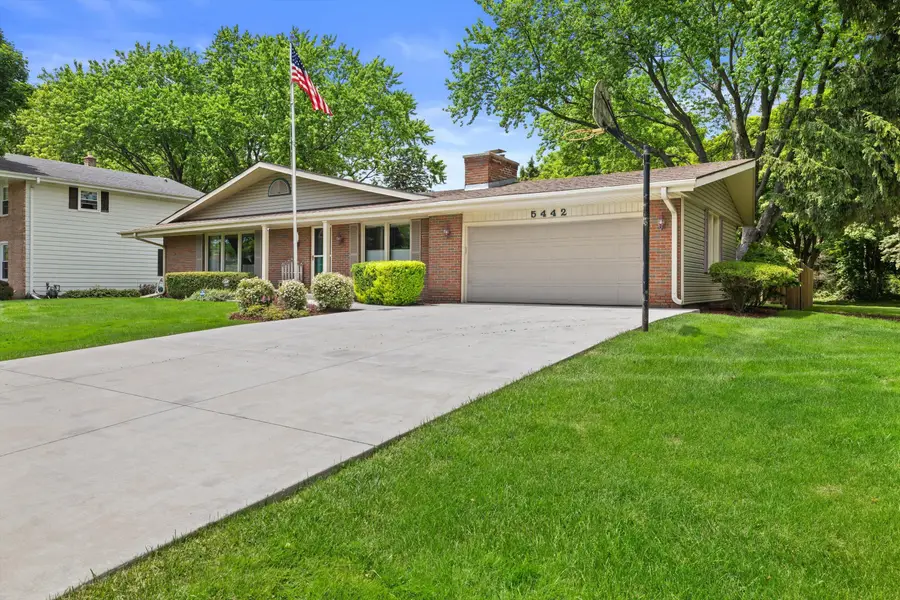 5442 Gallant Fox Ln, Caledonia, WI 53402 - #2