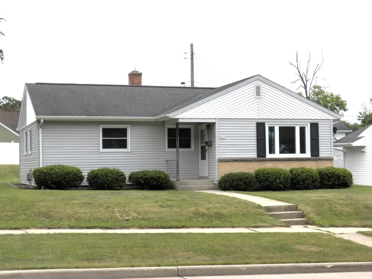 3609 Meadow Ln, Manitowoc, WI 54220 - #1
