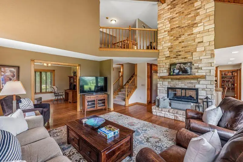 960 S Wayfare Trl, Summit, WI 53066 - #3