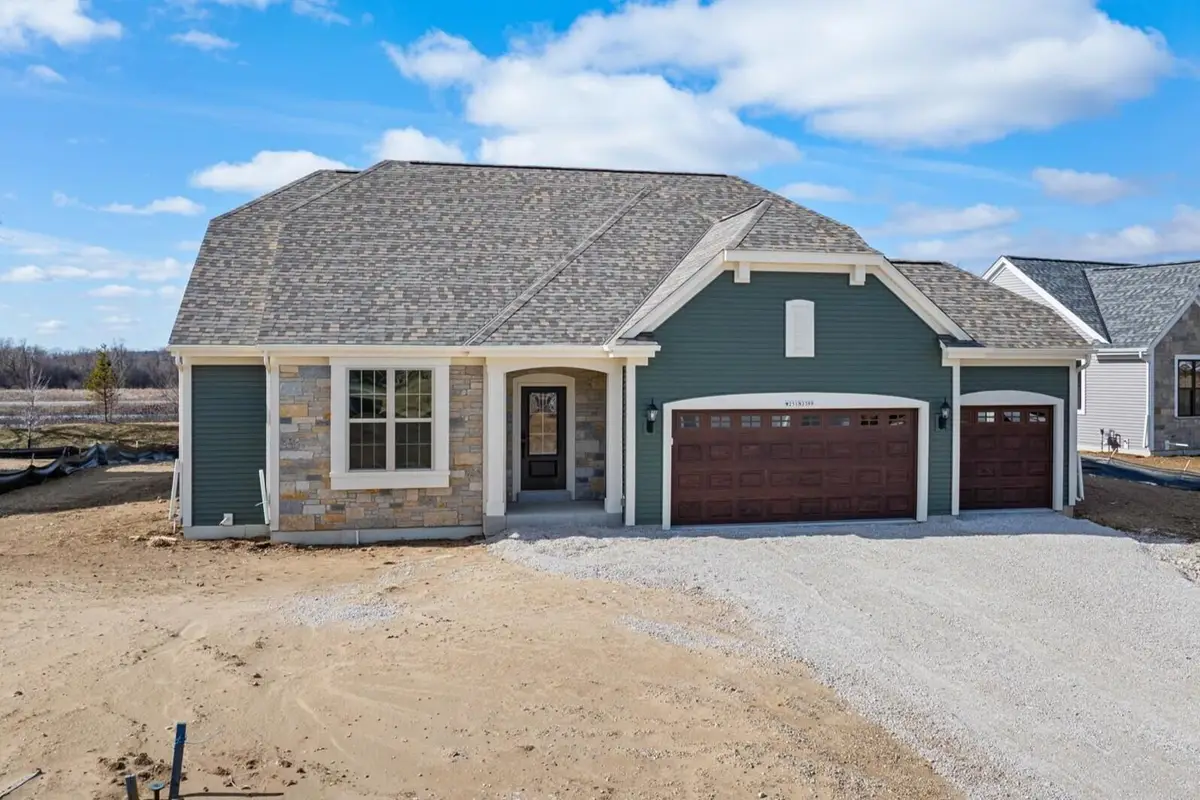 W251N2399 Valleyview Cir, Pewaukee, WI 53072 - #1