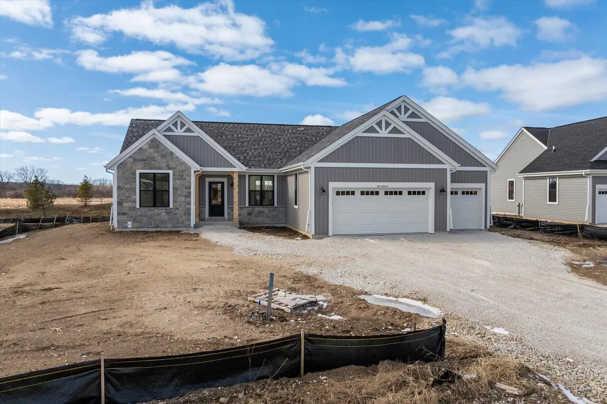 W251N2413 Valleyview Cir, Pewaukee, WI 53072 - #1