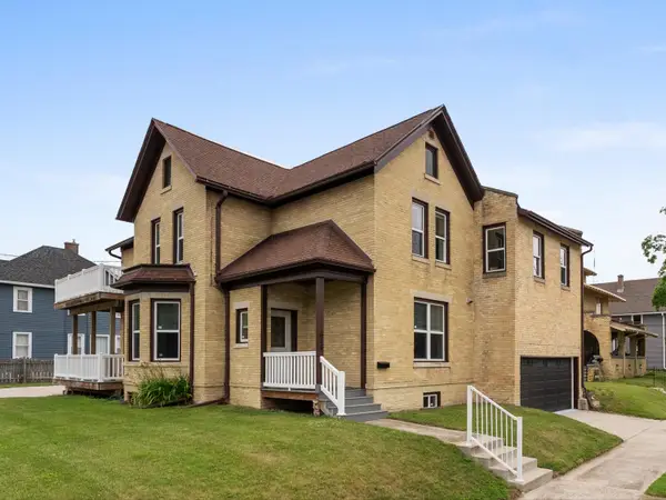 818 N 6th St, Manitowoc, WI 54220