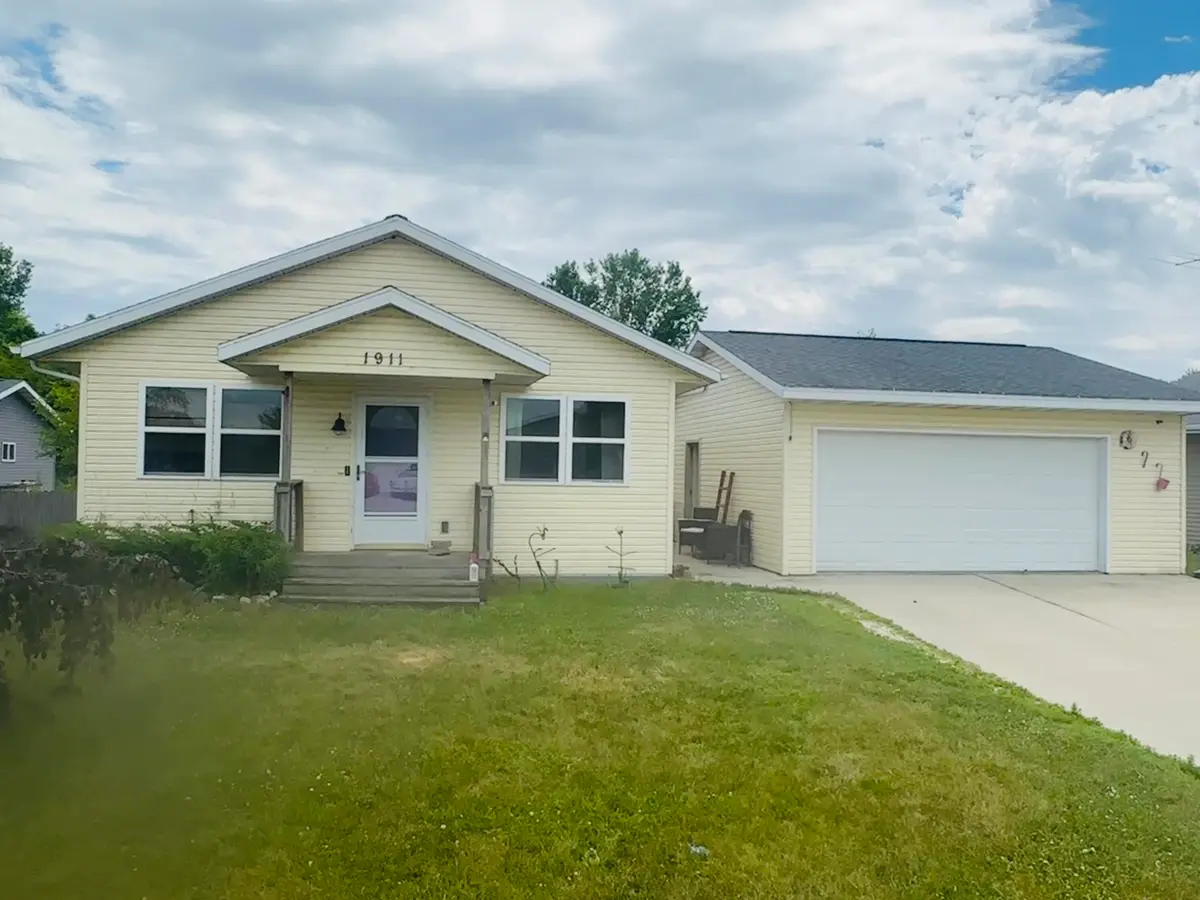 1911 Flambeau St, Manitowoc, WI 54220 - #1
