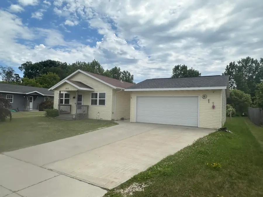 1911 Flambeau St, Manitowoc, WI 54220 - #2