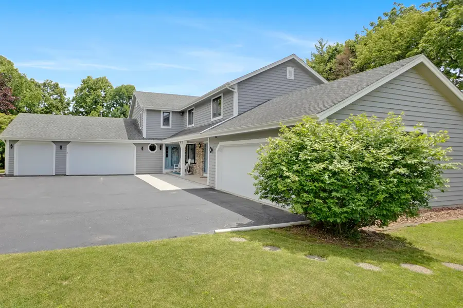 N30W23511 Greenfield Ct, Pewaukee, WI 53072 - #2