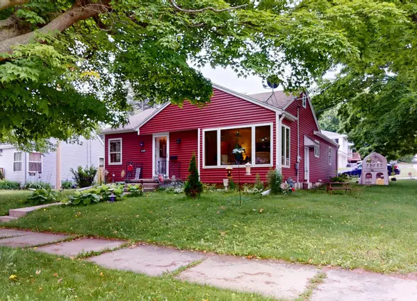 2402 S 9th St, Manitowoc, WI 54220