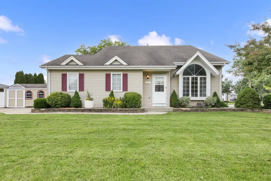 8215 S Wildwood Dr, Oak Creek, WI 53154 - #2