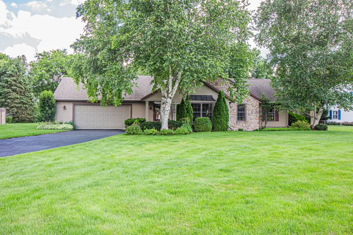 W273S2261 Drumlin Dr, Waukesha, WI 53188 - #1