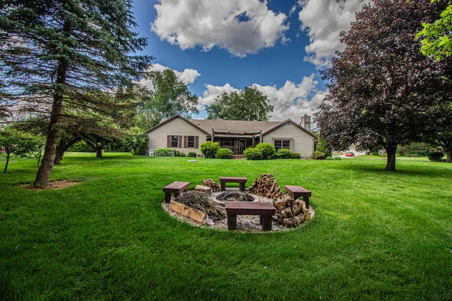 W273S2261 Drumlin Dr, Waukesha, WI 53188 - #2