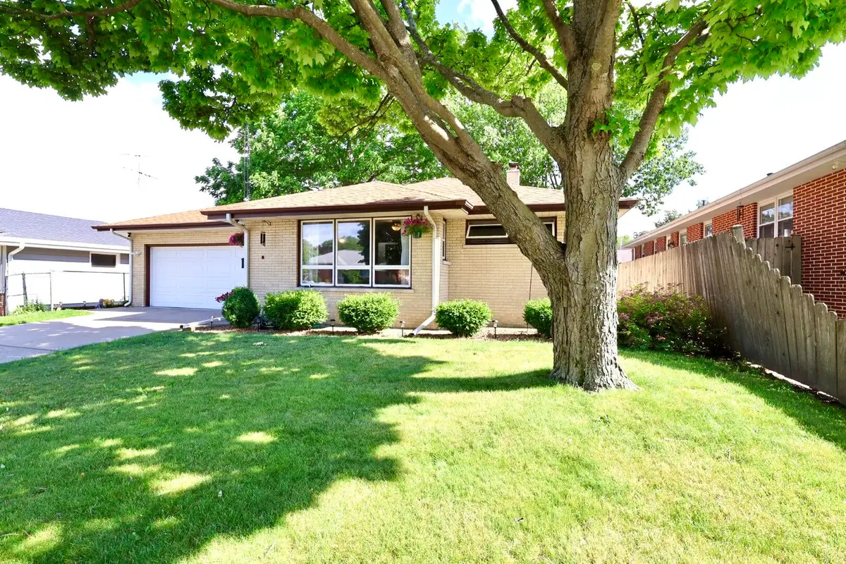 4821 70th St, Kenosha, WI 53142 - #1