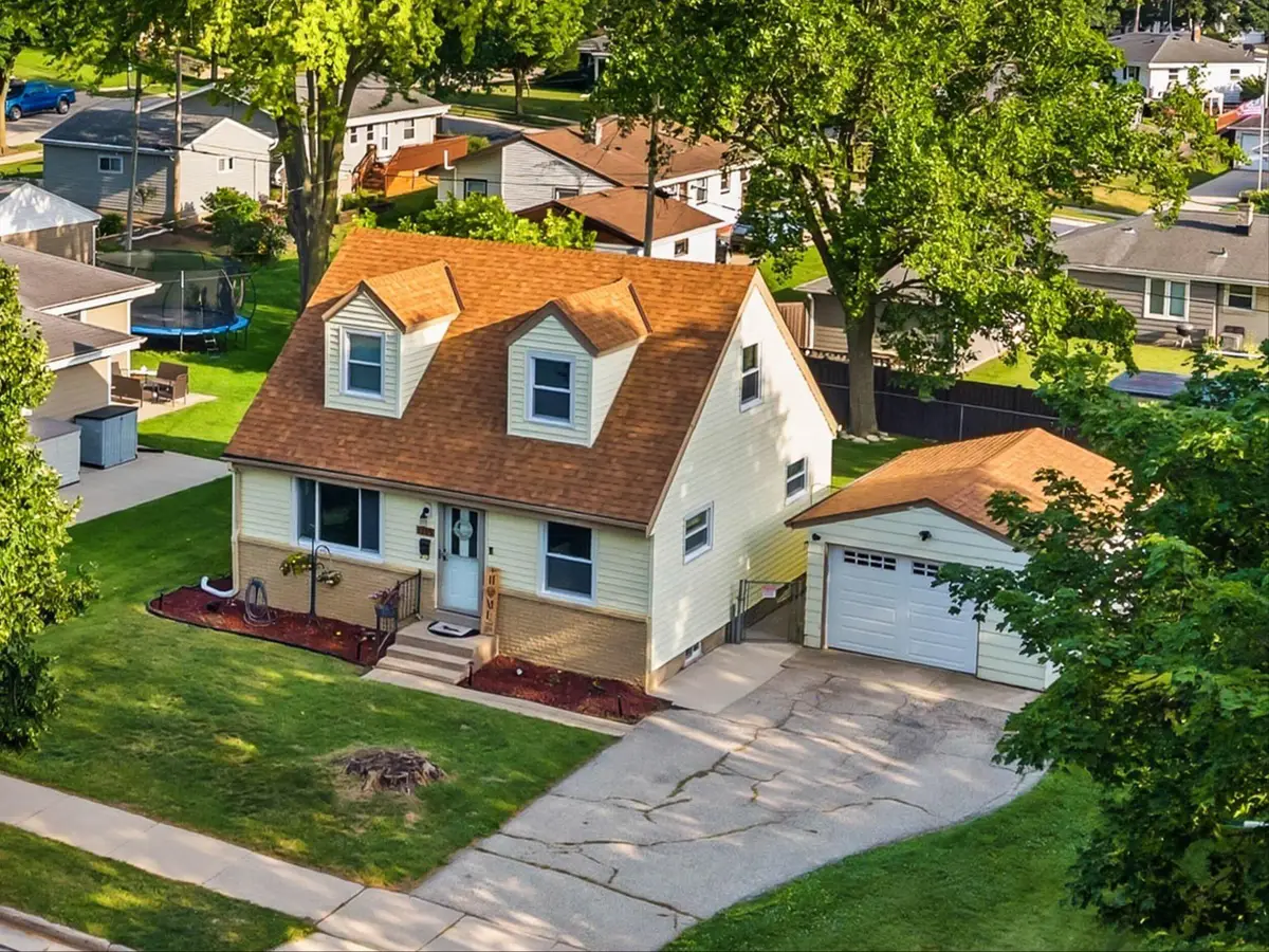 1115 Lawndale Ave, Waukesha, WI 53188 - #1