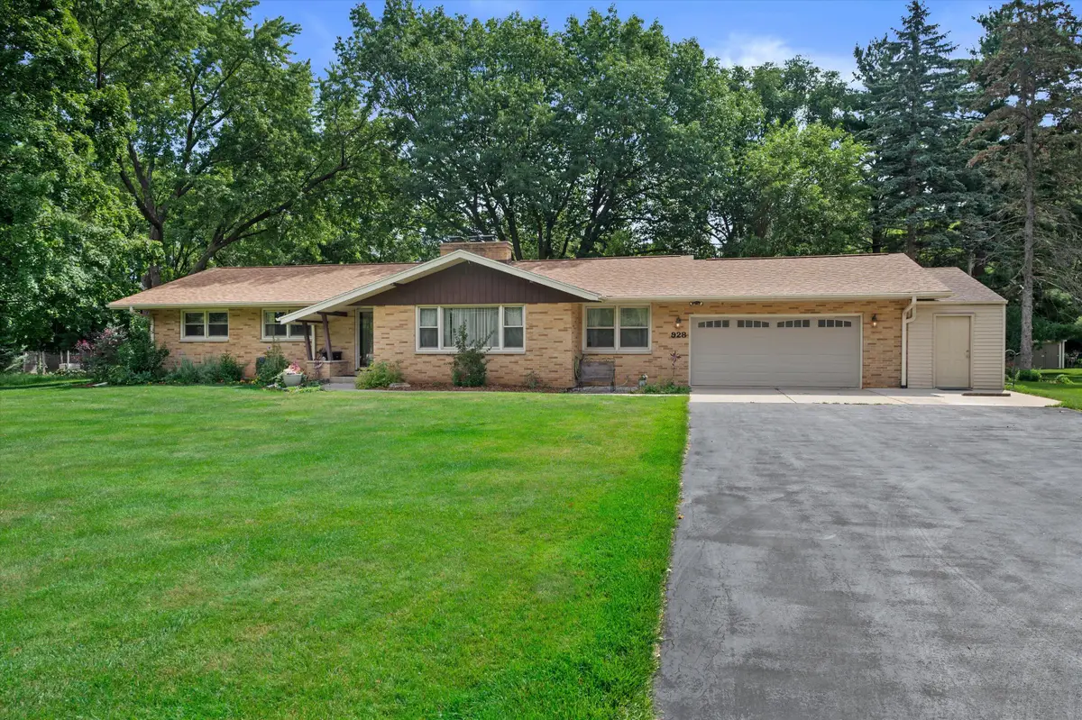 928 Mill Rd, Delafield, WI 53018 - #1