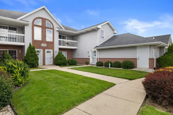 1296 Village Centre Dr, Somers, WI 53144