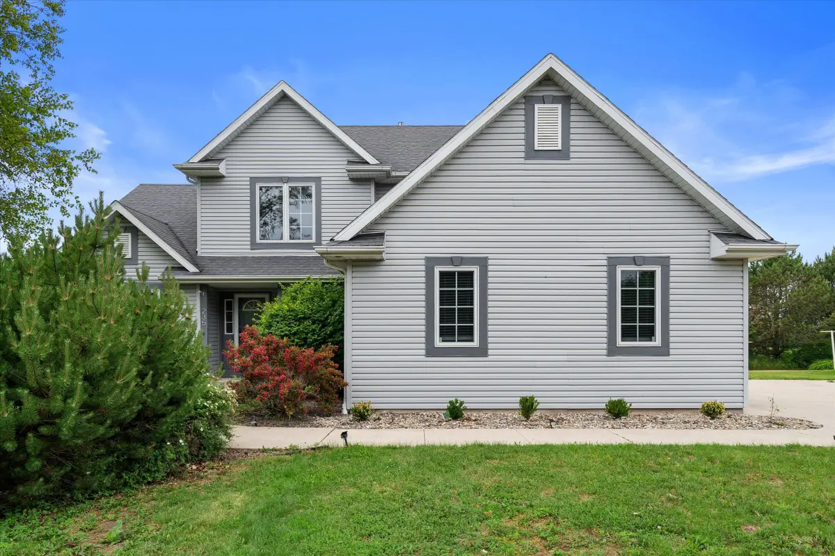 235 W Redding Cir, Belgium, WI 53004 - #1