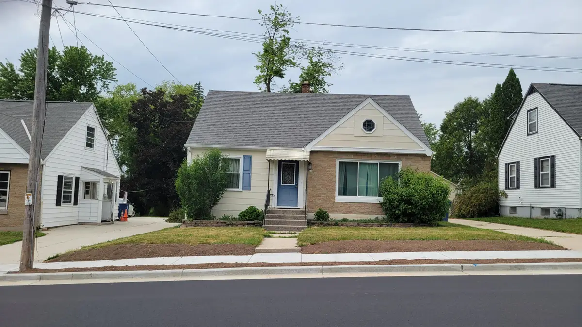 312 Washington Ave, Fredonia, WI 53021 - #1