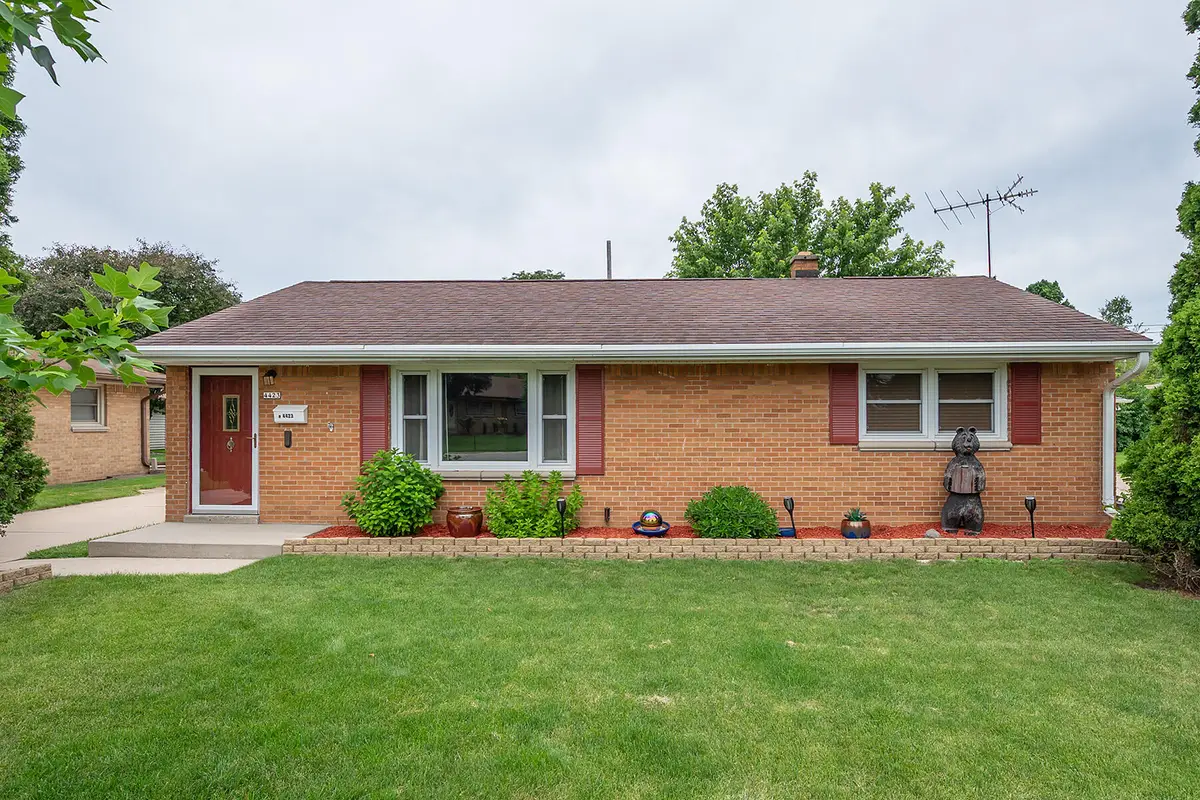 4423 S 61st St, Greenfield, WI 53220 - #1