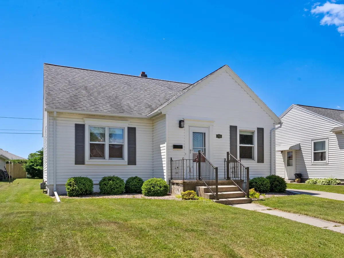 1709 Grand Ave, Manitowoc, WI 54220 - #1