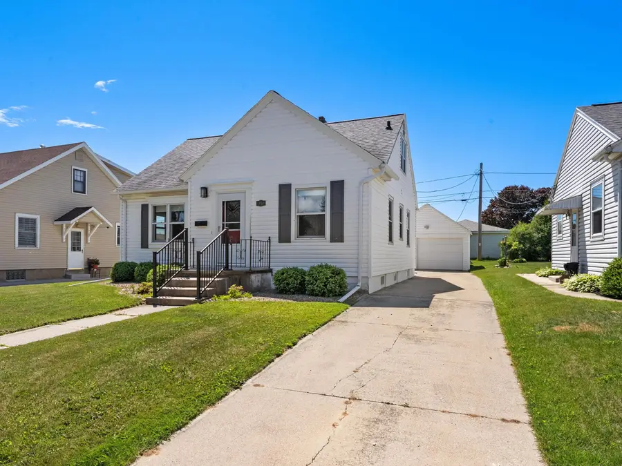 1709 Grand Ave, Manitowoc, WI 54220 - #2