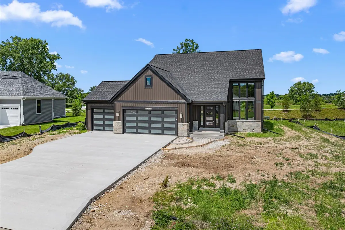W251N2385 Valleyview Cir, Pewaukee, WI 53072 - #1
