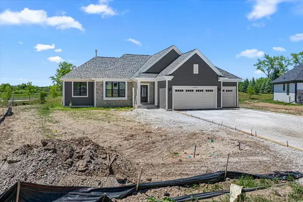 W251N2437 Valleyview Cir, Pewaukee, WI 53072