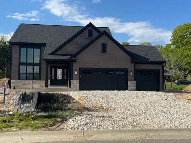 W251N2459 Valleyview Cir, Pewaukee, WI 53072 - #1