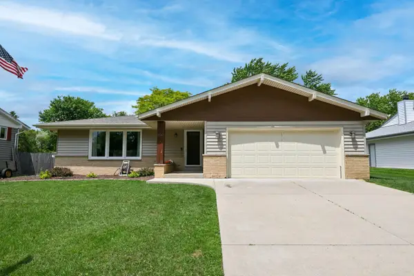 300 E Parkway Estates Dr, Oak Creek, WI 53154