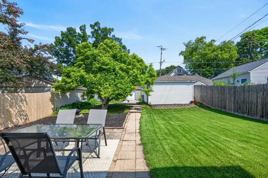 1826 E Fernwood Ave, Milwaukee, WI 53207 - #3