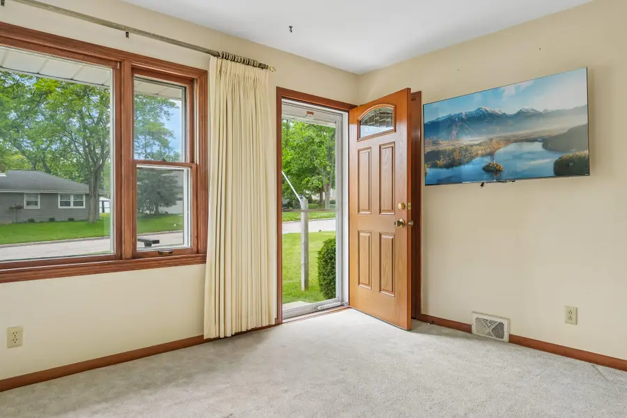 N92W16938 Roger Ave, Menomonee Falls, WI 53051 - #2