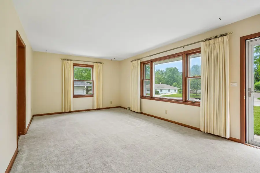 N92W16938 Roger Ave, Menomonee Falls, WI 53051 - #3