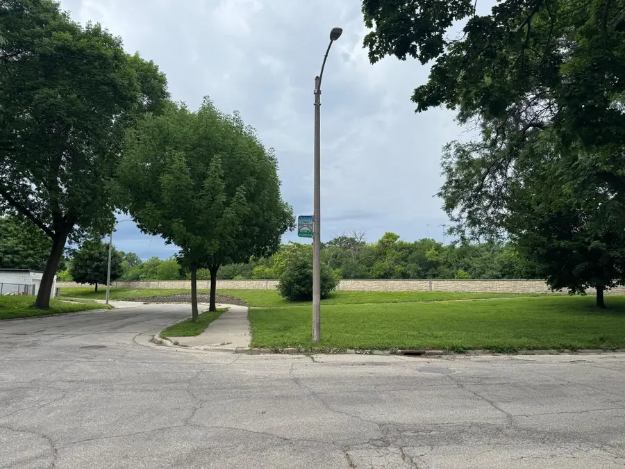 4026 W Clybourn St, Milwaukee, WI 53208 - #2