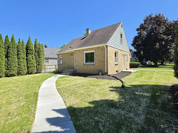 3215 W Oriole Dr, Milwaukee, WI 53209
