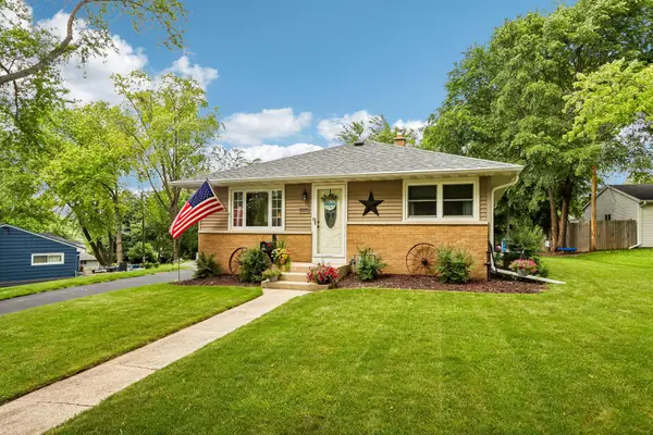 1210 Evergreen Dr, Waukesha, WI 53188