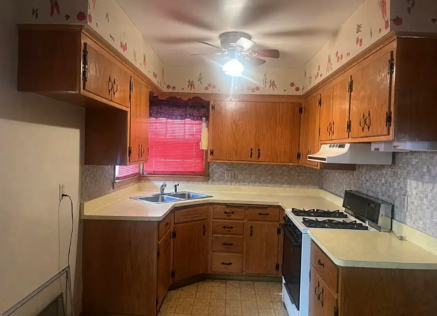5760 N 93rd St, Milwaukee, WI 53225 - #3
