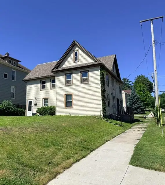 106 S 7th Ave, West Bend, WI 53095 - #1